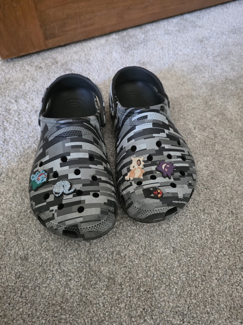 Kids Camo-Print Foam Clogs - Gray/Black with Pokemon charms